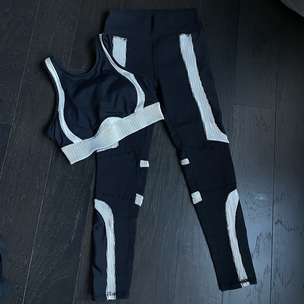 Alo Yoga black and white set